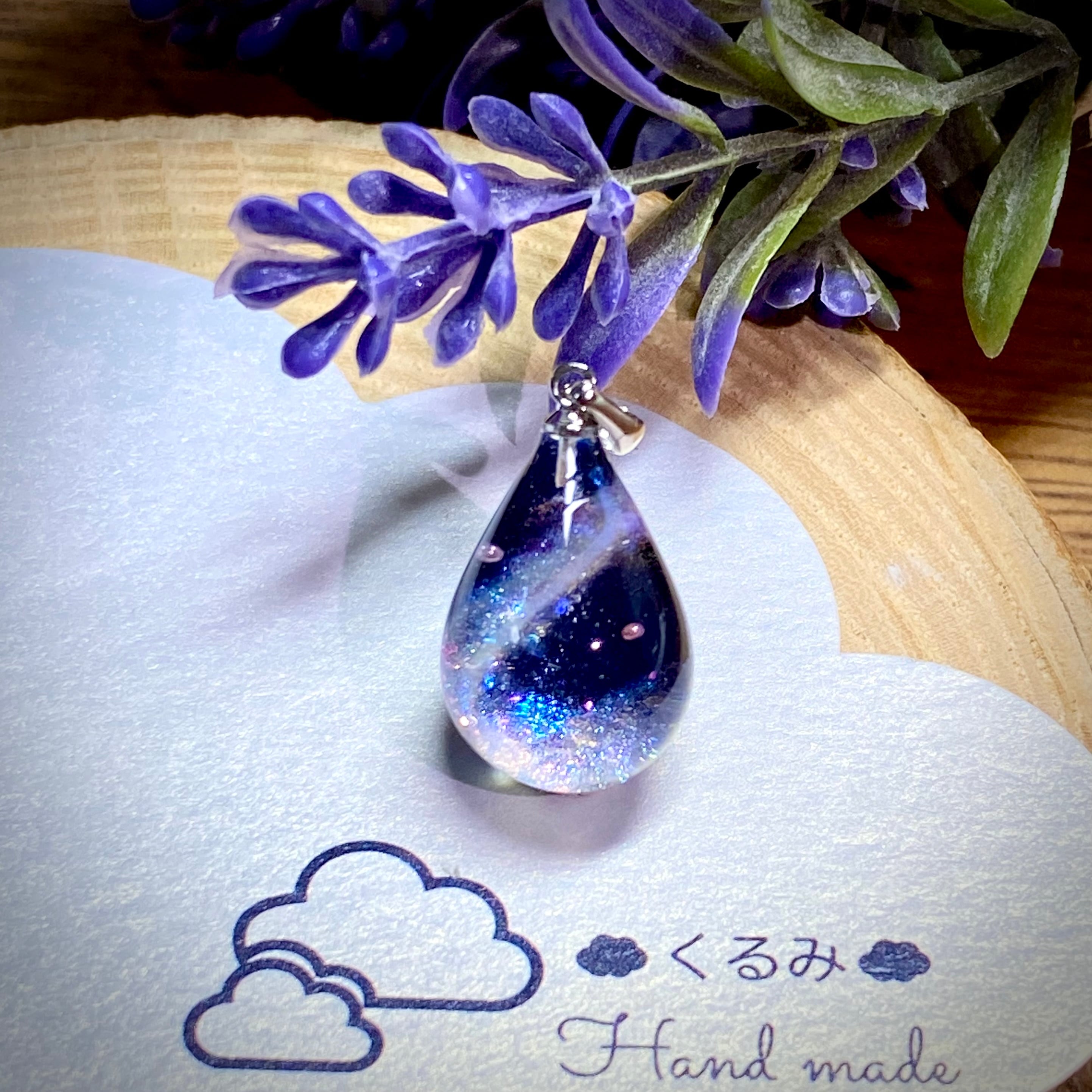 宇宙レジンペンダント  天の川  しずく型 20mm × 12mm ブルーシルバー
