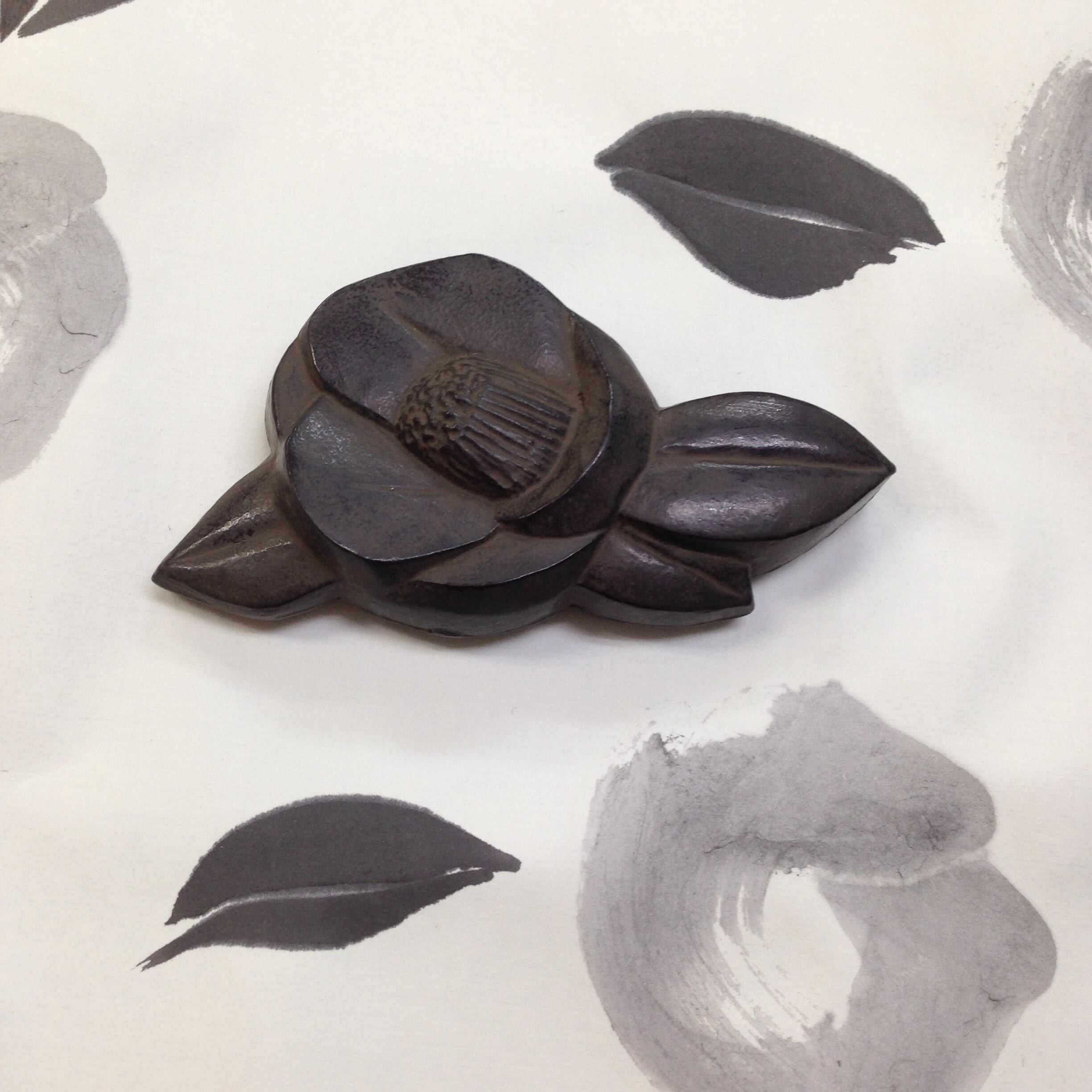 鋳物文鎮「椿一輪」 | Ayami Nakamura official website 