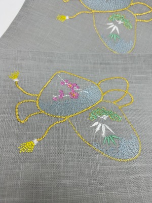 貝合わせとお紐の刺繍　グレー地ランチョンマット　2枚