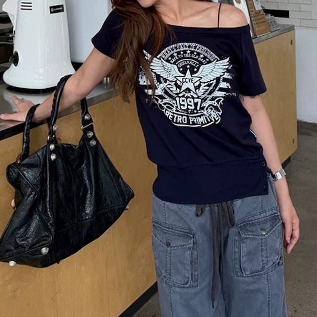 ワンショルダーレトロエンブレムグラフィックTシャツ 2col R02446