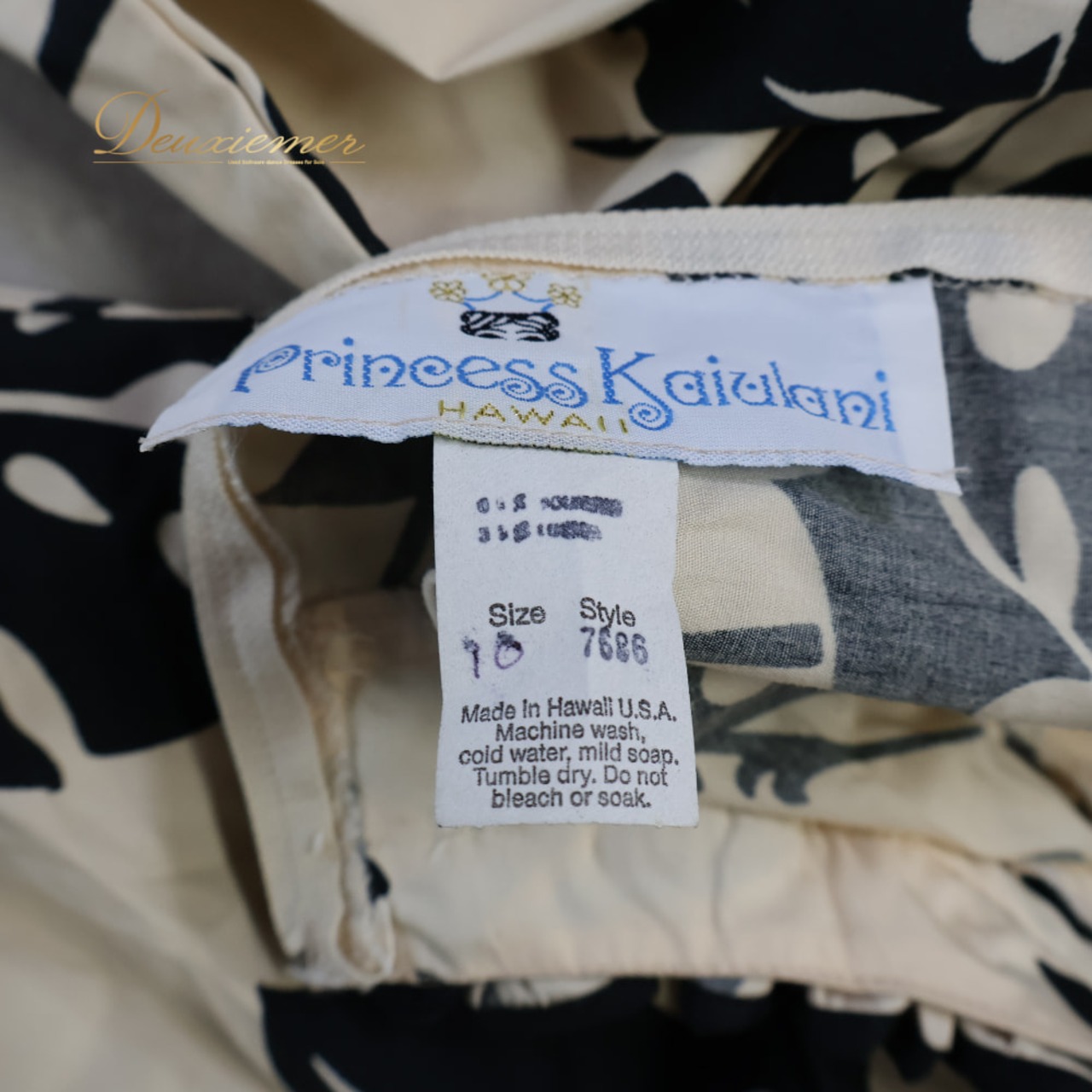 フラダンス 衣装 Princess Kaiulani プリンセスカイウラニ ワンピース ドレス クリーム系 ベージュ系 ハワイアンプリント フリル 黒 かわいい 袖 ハワイ製 ダンス衣装 イベント ステージ おしゃれ ハワイアン アロハ ブラック系
