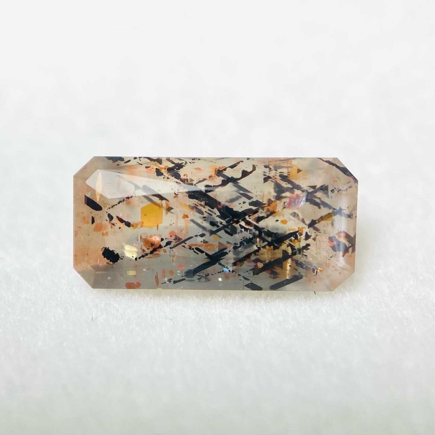 雨にのぼるレインボーラティスサンストーン