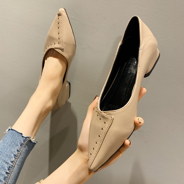2020年春に新しいインネット赤いリベット指摘の女性の靴野生の学生のエチケット黒の浅い口の単一の靴の女性の潮 部族の婦人靴1075954