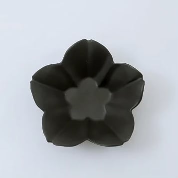 臼杵焼 稜花さくら豆皿 黒釉 | Floraison Table フロレゾンテーブル