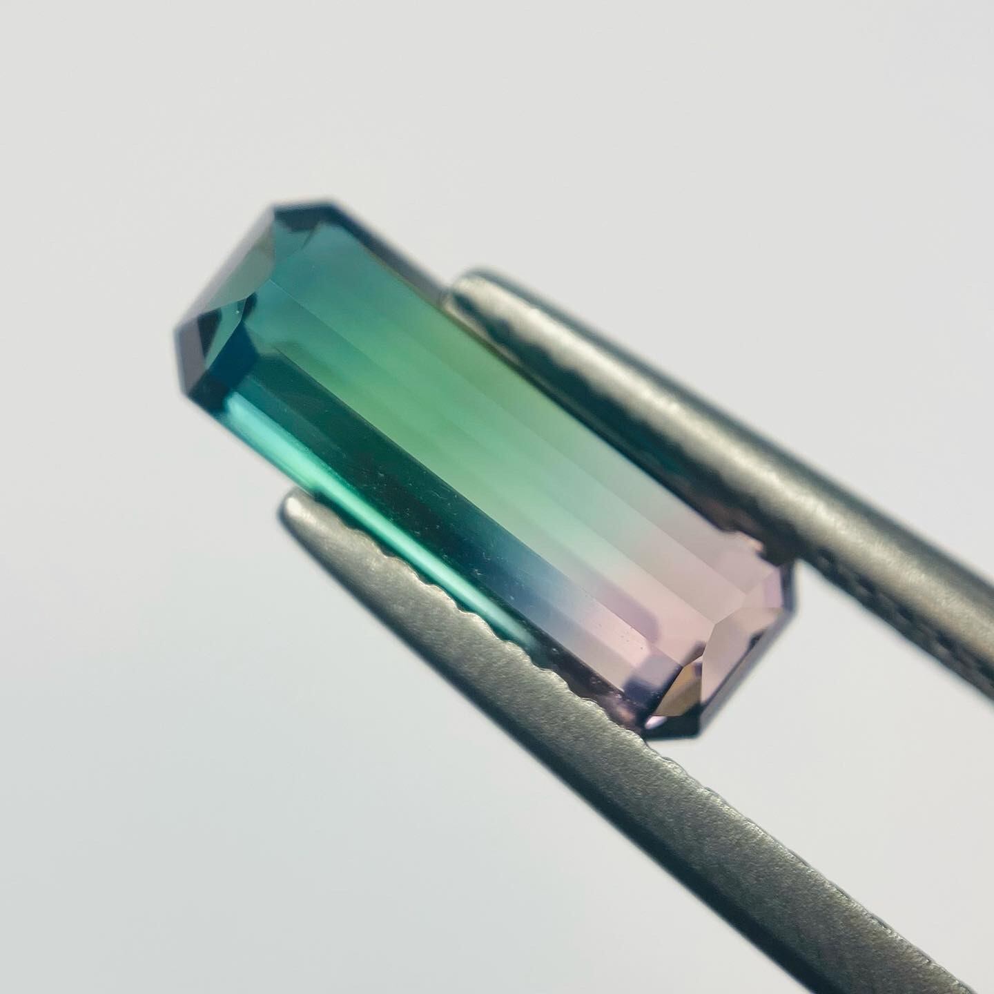 珍しい補色の概ねルーペクリーンな高品質パーティーカラートルマリン