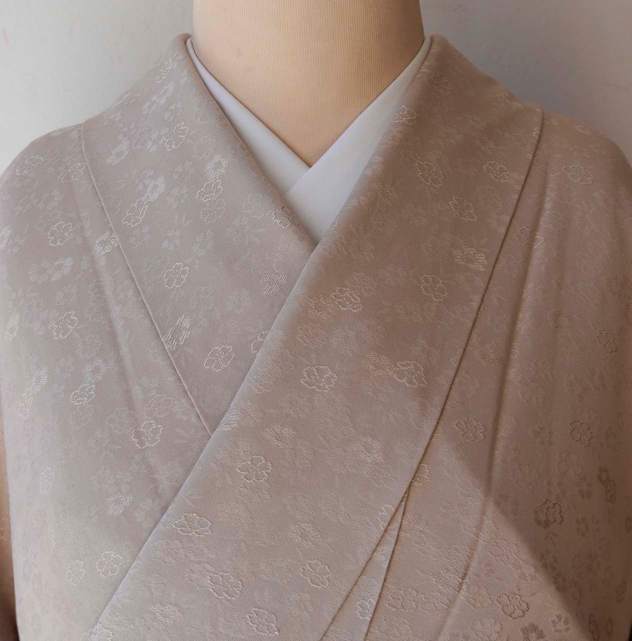 袷】灰梅地 桜地紋 色無地 | 大山キモノ・ちぇらうなぼるた