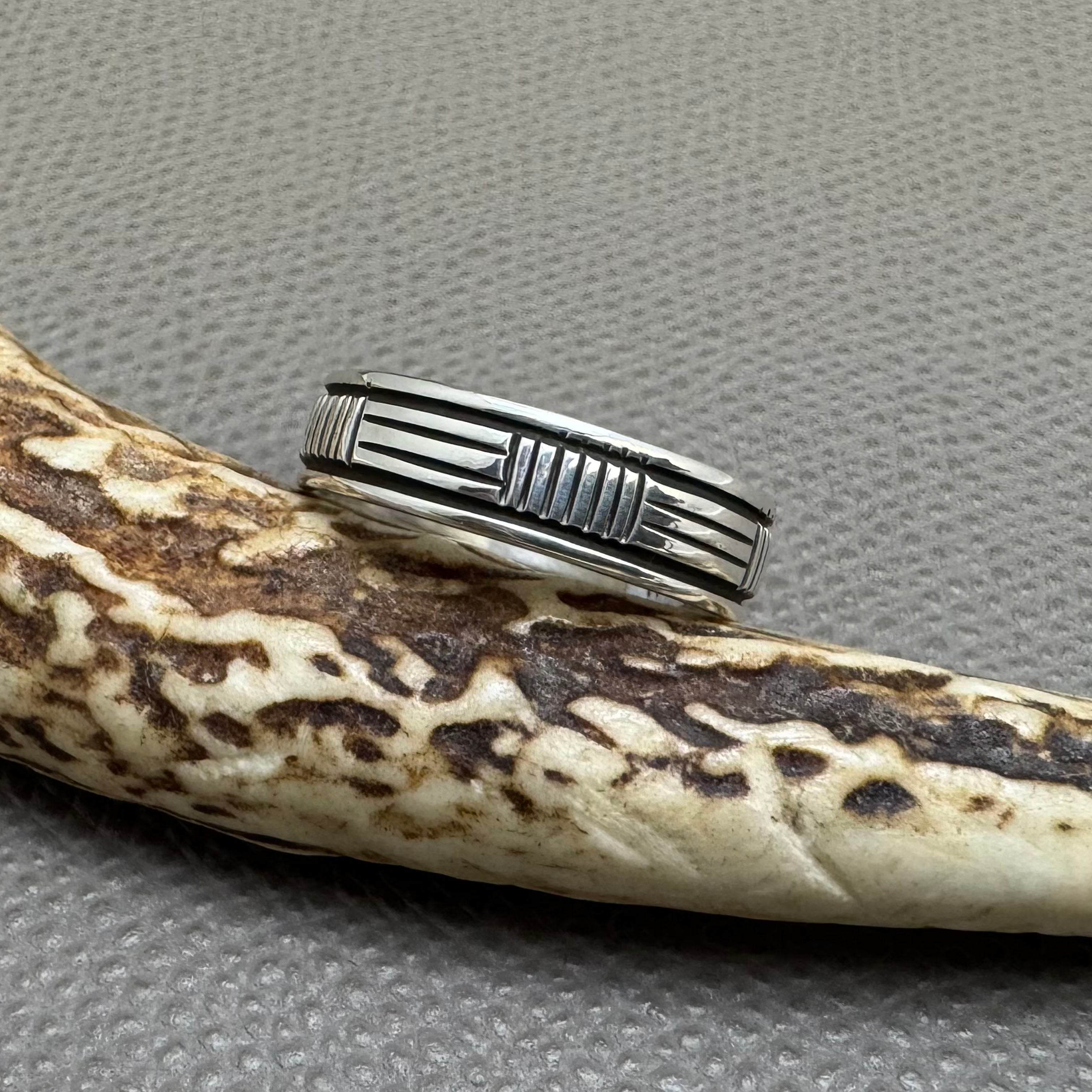 【NAVAJO】Bruce Morgan スタンプワーク シルバーリング 22号 NAVAJO（ナバホ）族 Bruce Morgan スタンプワークリング 22.5号