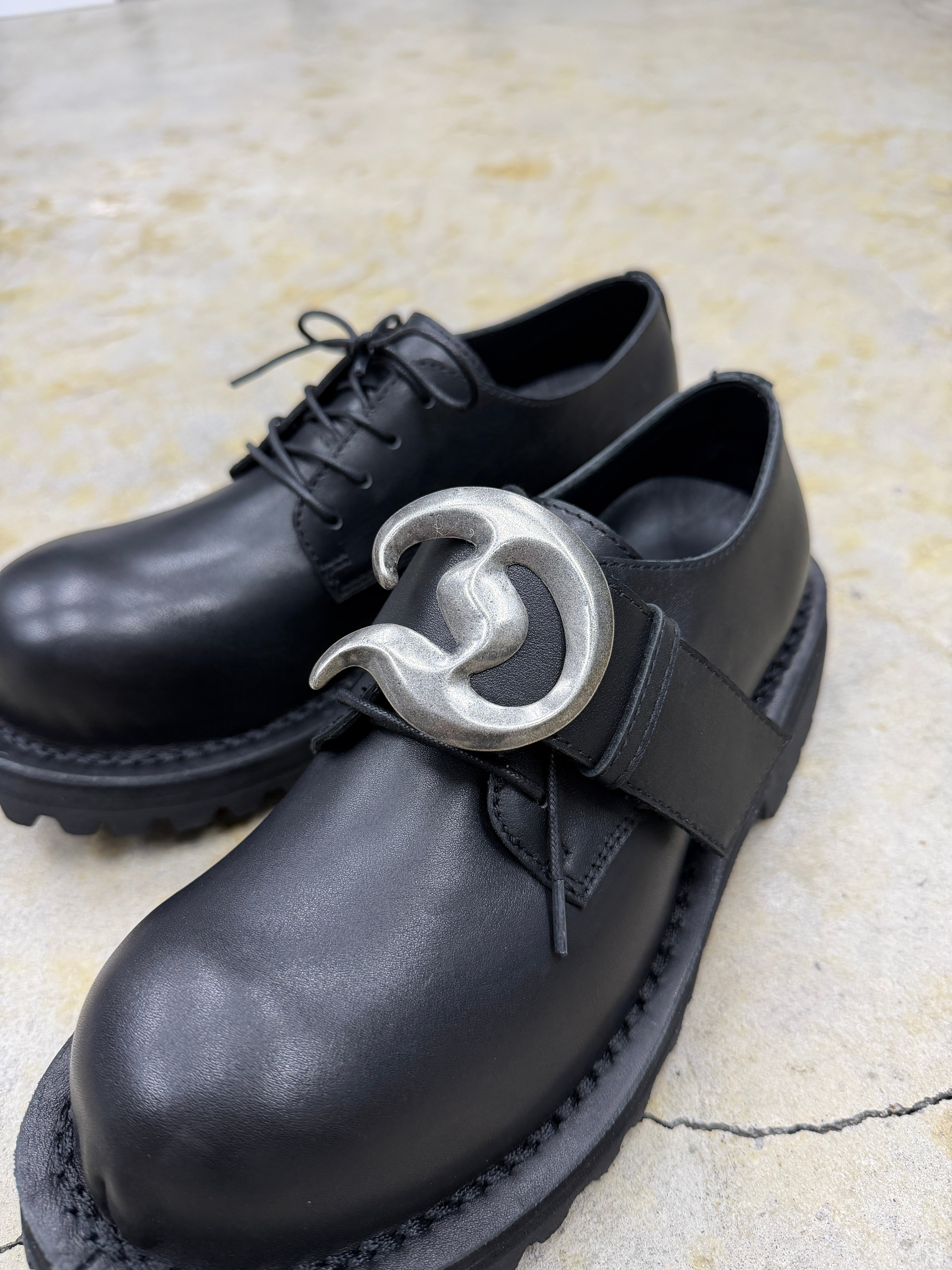 DAIRIKU | D Buckle Leather Shoes | Black | HOWDAY