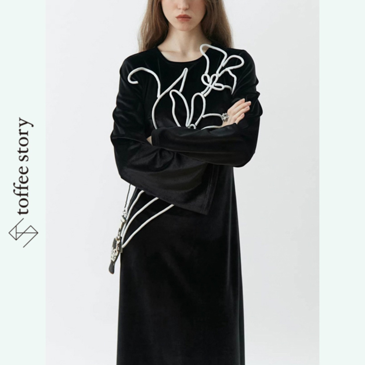 黒に浮かぶ白花の調べ：マキシブラックドレス《XU0274》