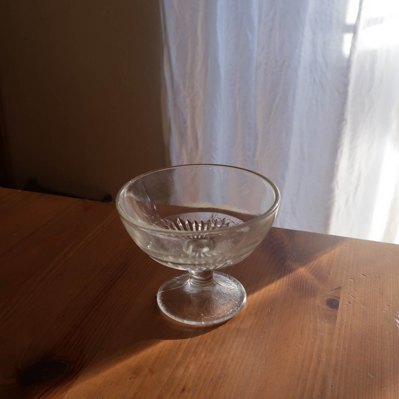 脚付きのアイスクリームカップ