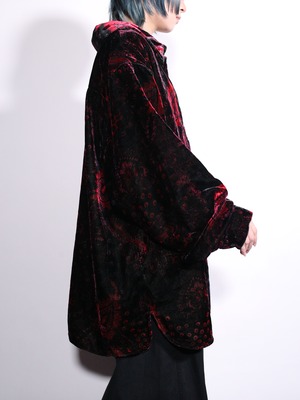 arabesque pattern over silhouette velours shirt