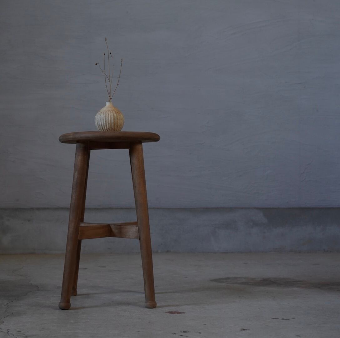 丸座面のスツール