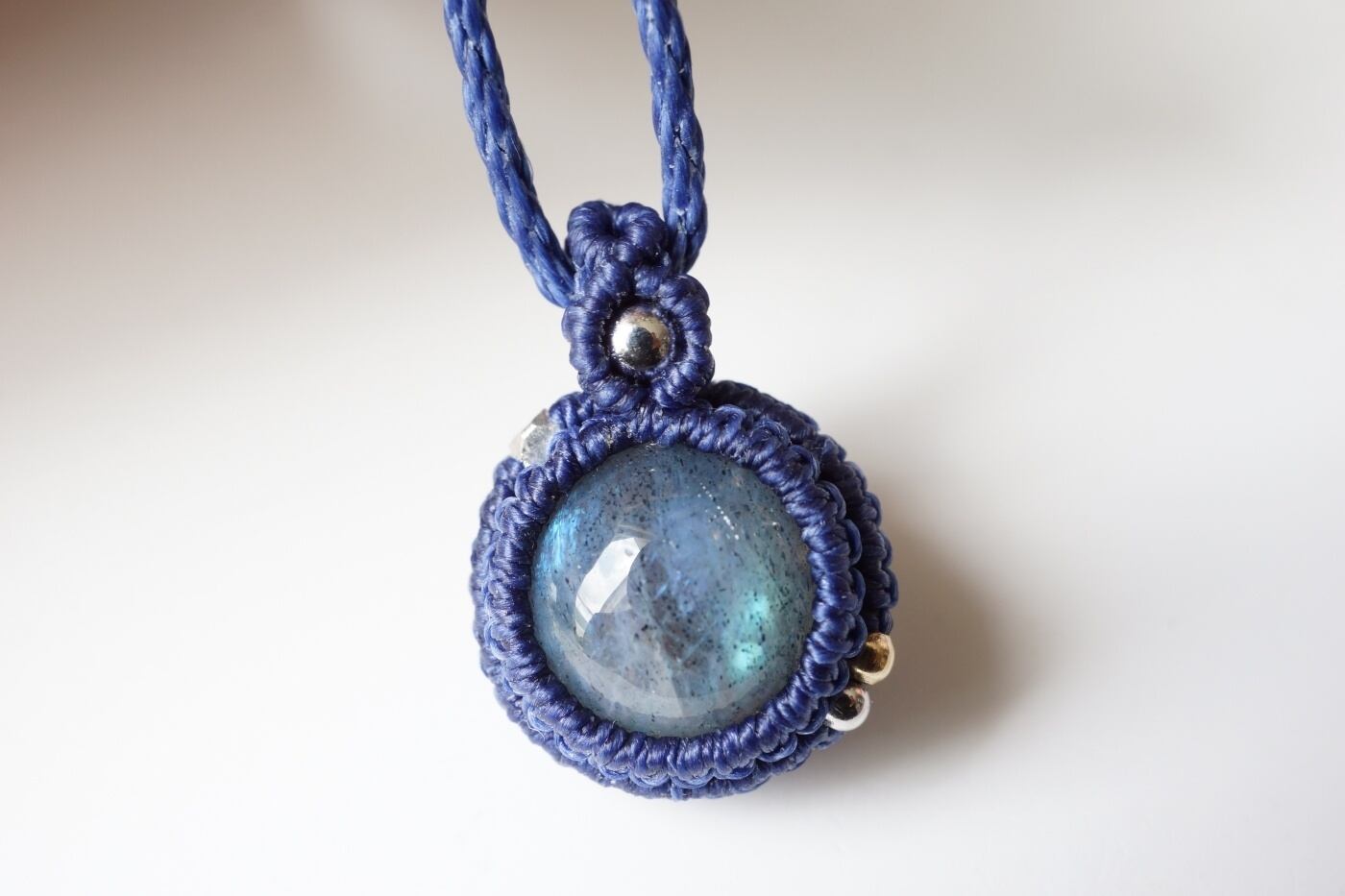 小ぶりなラブラドライトのマクラメネックレス | maytoe(メイトゥー)