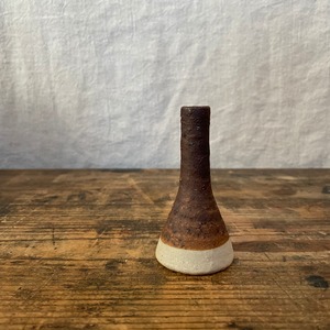 煙突のような一輪挿し