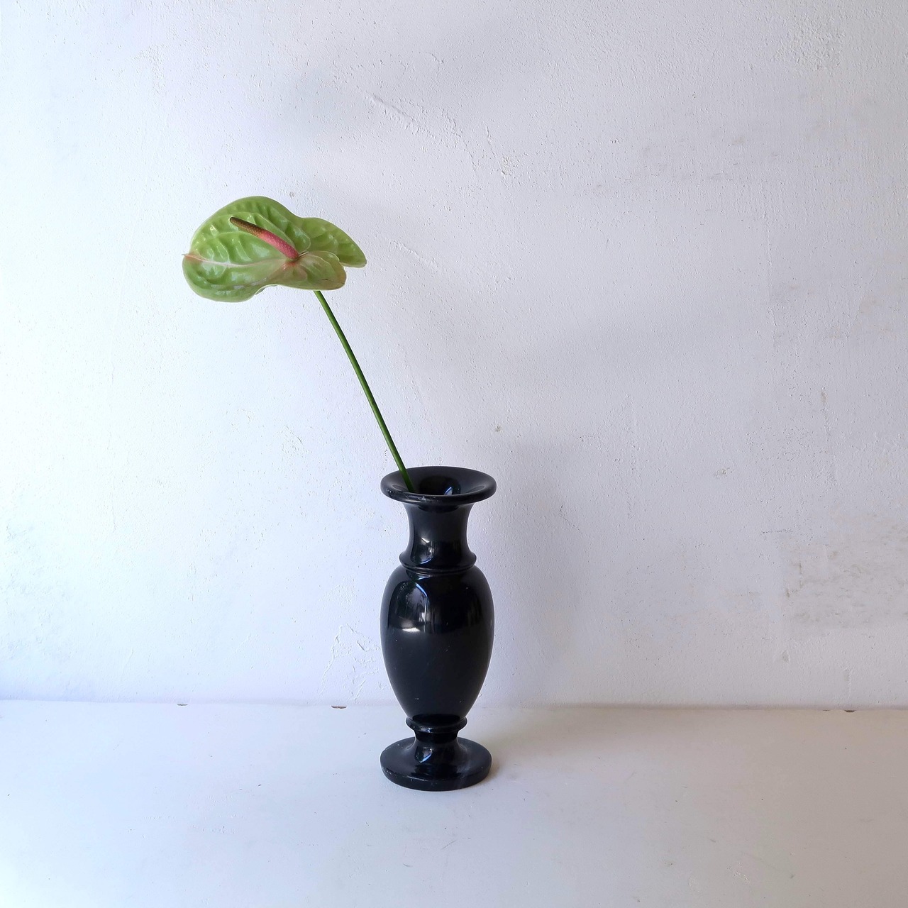 ブラックな石の花瓶