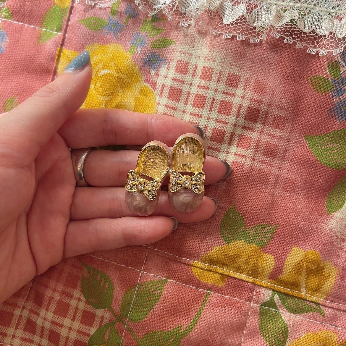 pink ribbon shoes brooch