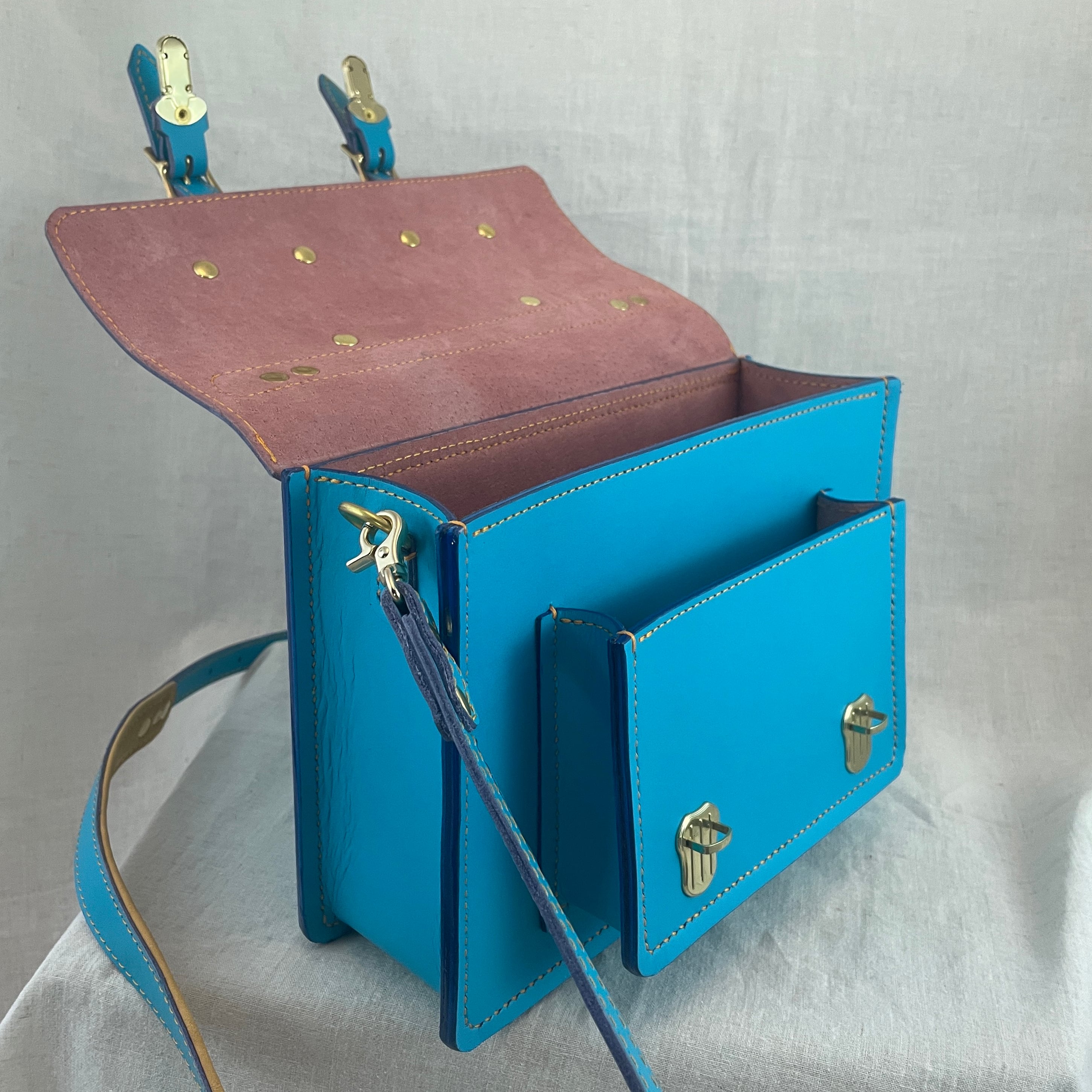 空色スカイブルーのサッチェルバッグ | ほんくら ハンドメイドの革鞄