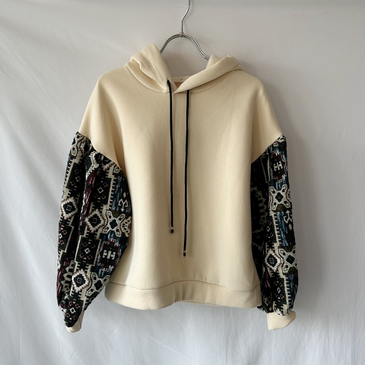 エスニック柄スリーブ パーカー - カジュアルにエレガンスをプラスするデザイン