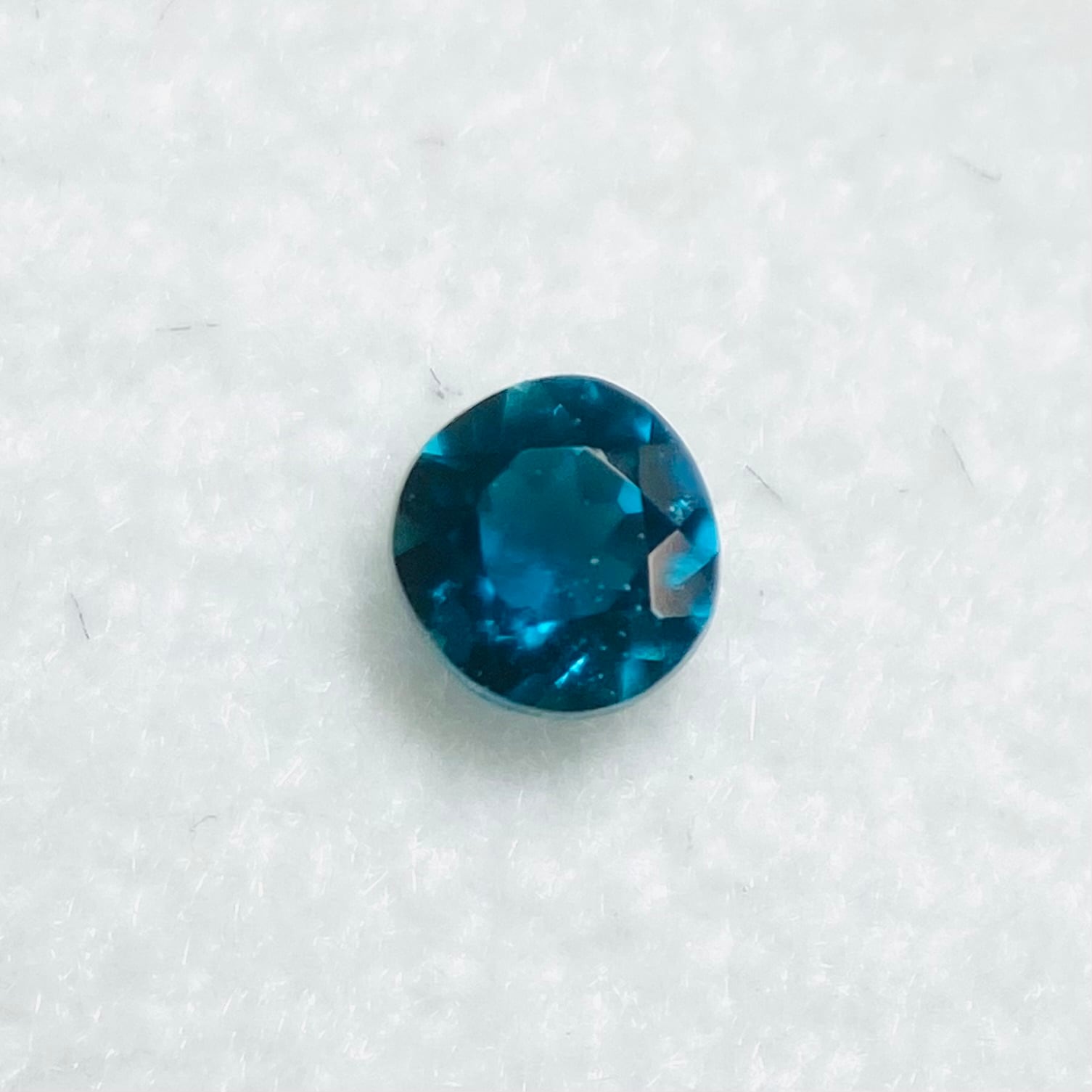 澄んだピーコックブルーのレアストーン ラズライト