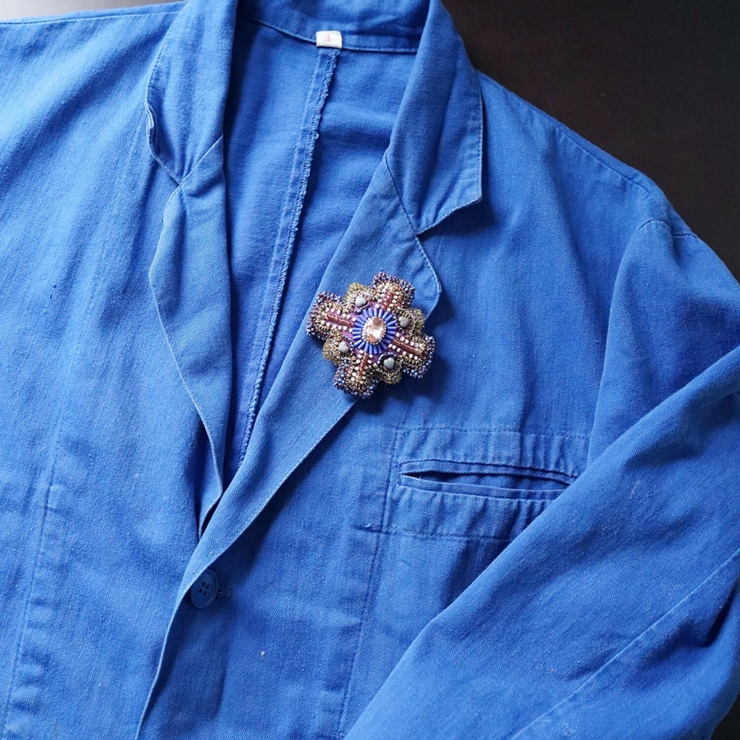 配色ビーズ刺繍プルオーバー 変形クロスのブローチ 8 ビーズ刺繍 一点もの カラフル パープル