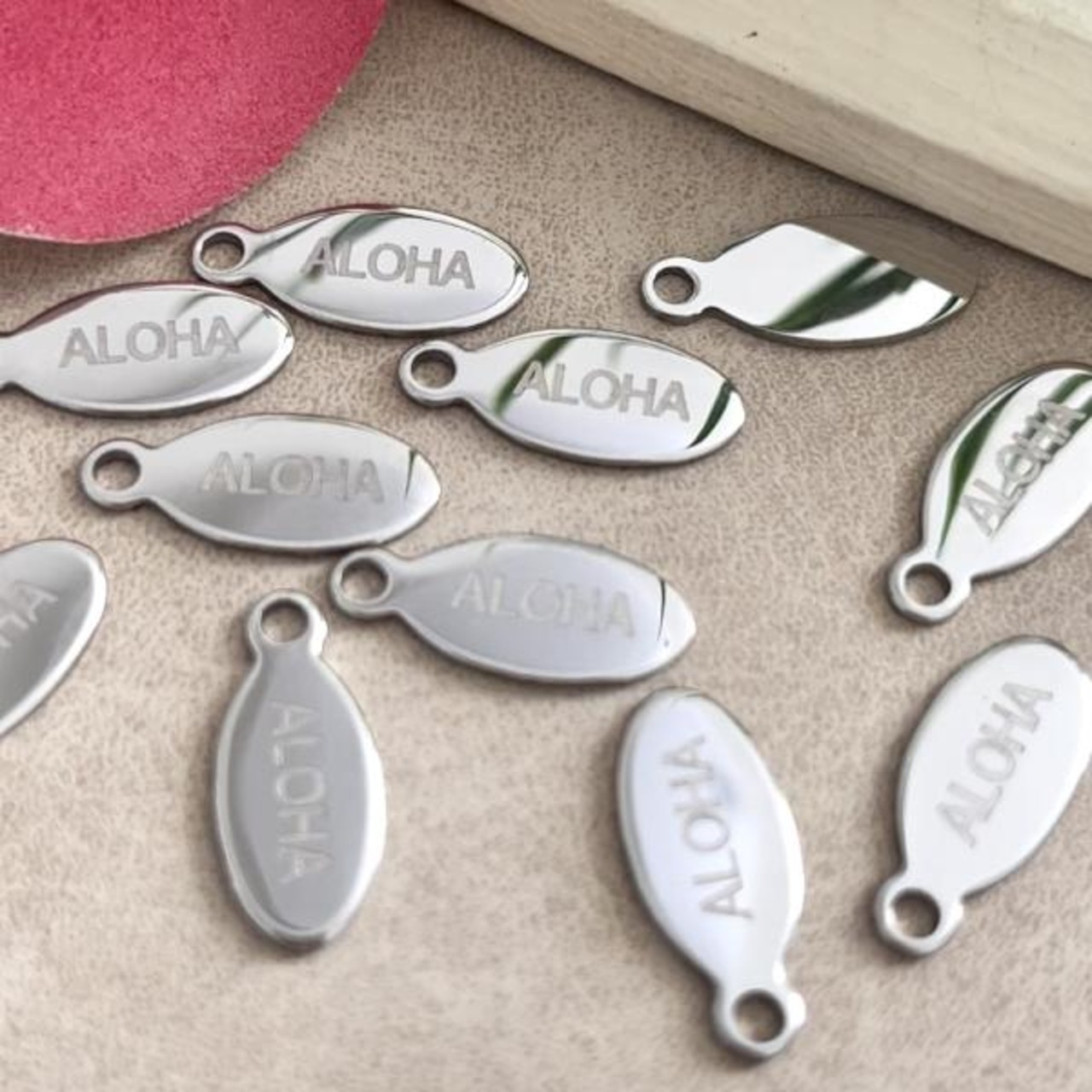 ステンレス製ミラーサーフボード型アロハチャーム/ハワイアン/ALOHA