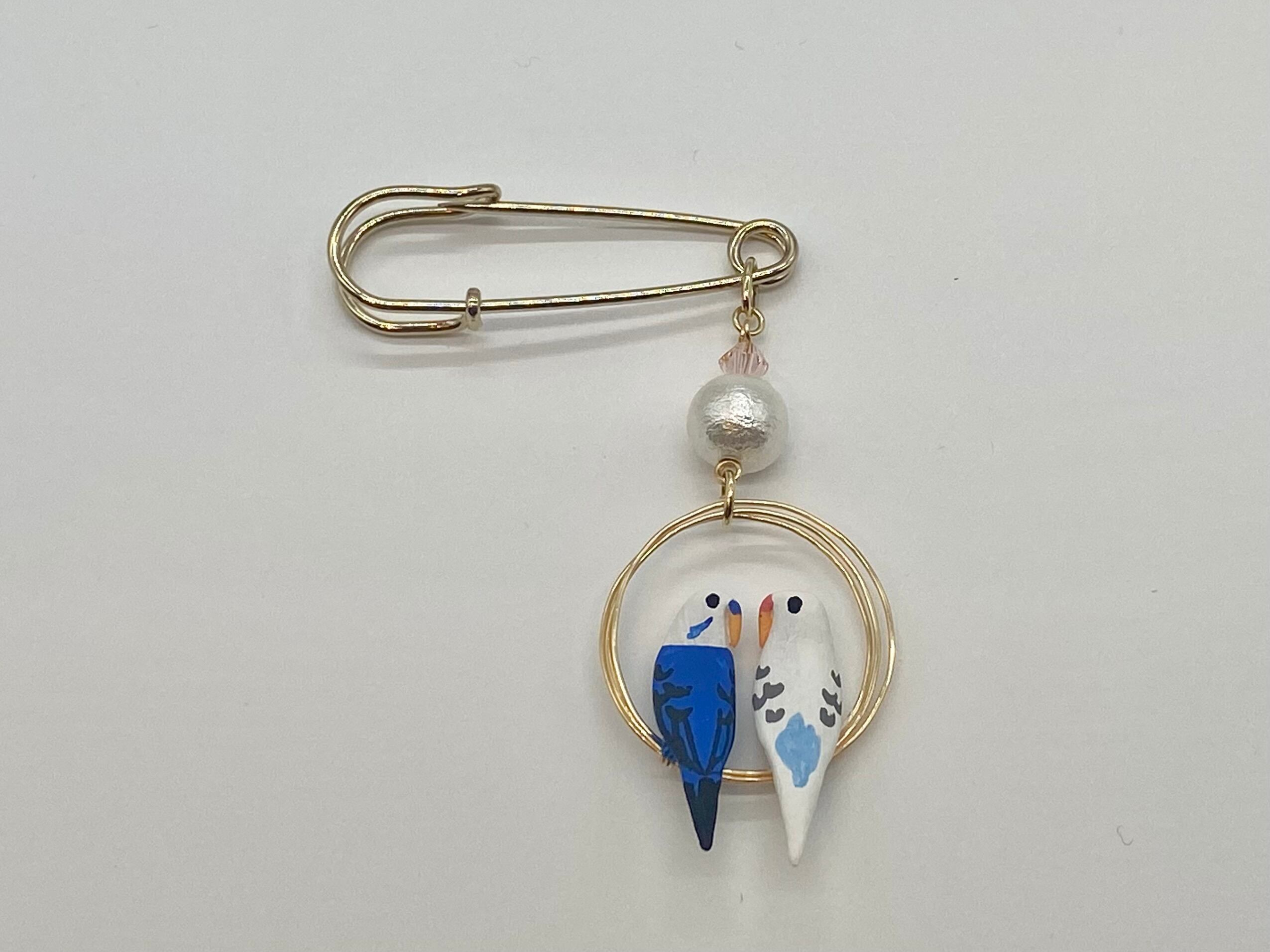 2羽乗りセキセイインコ(青×白)ブローチ