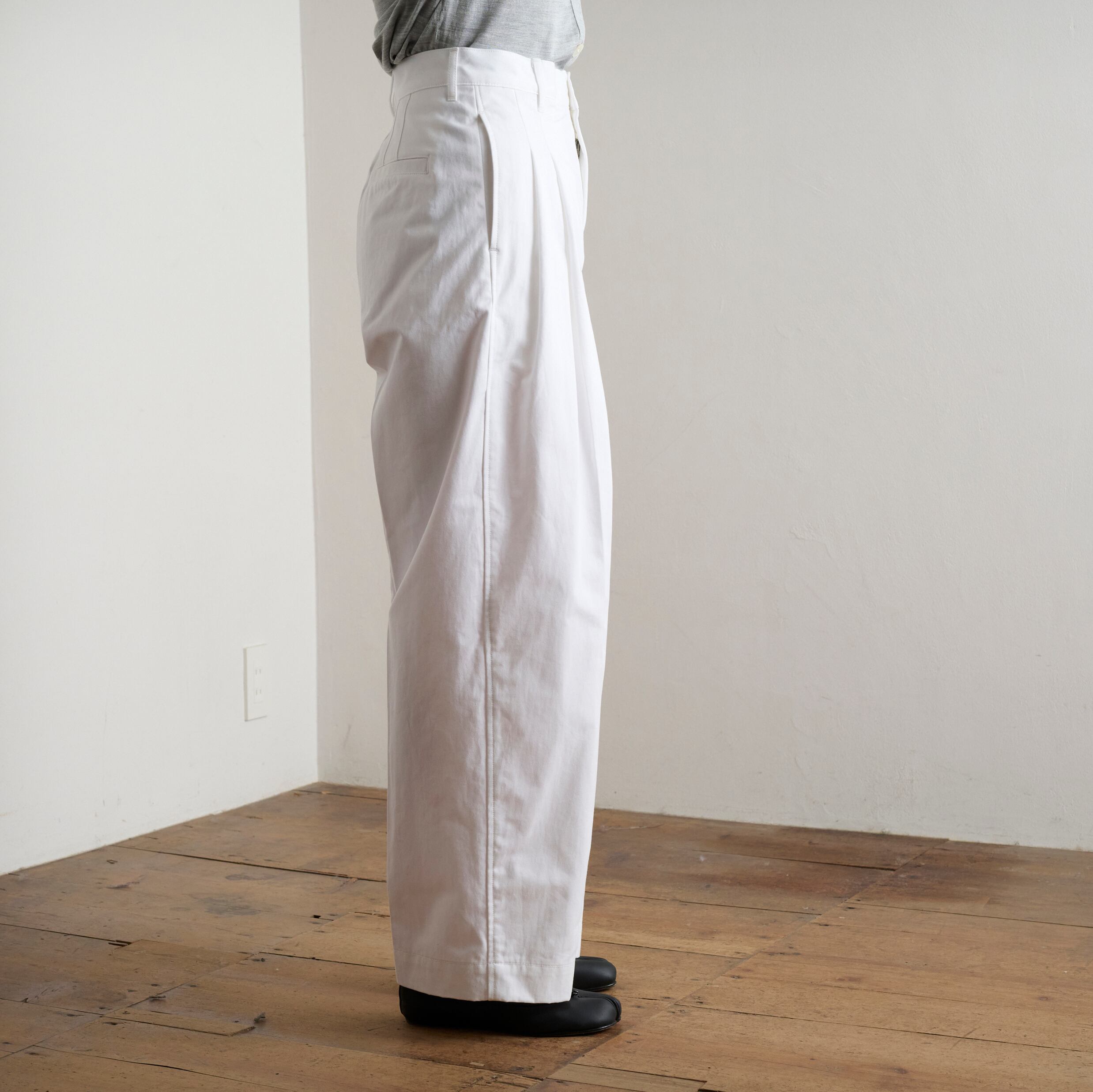 LOEFF ロエフ コットンツイル 2タックパンツ | les trois entrepôts