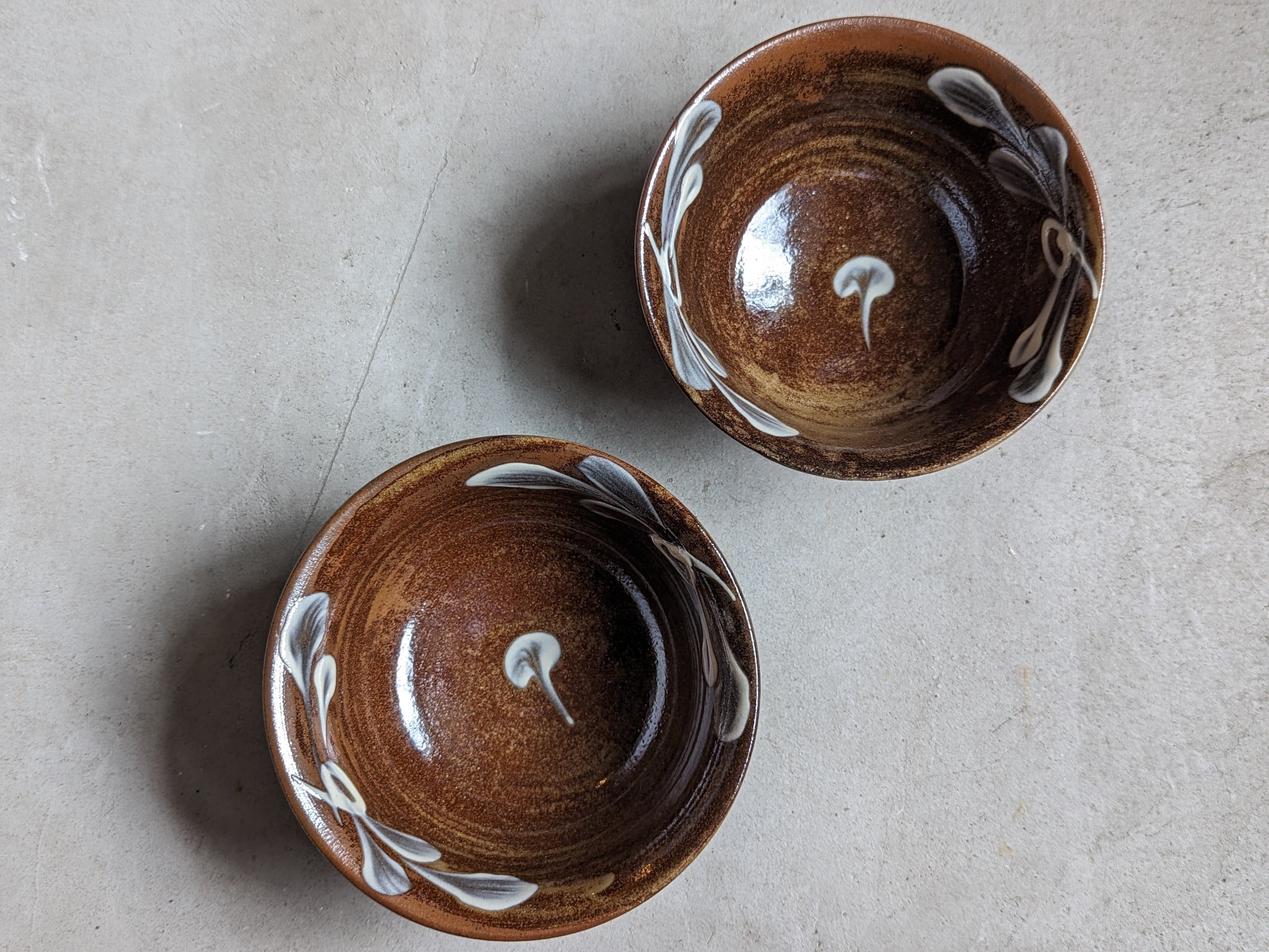 やちむん アラマカイ5寸（イッチン白） | 陶眞窯 | inoya | Basic Life