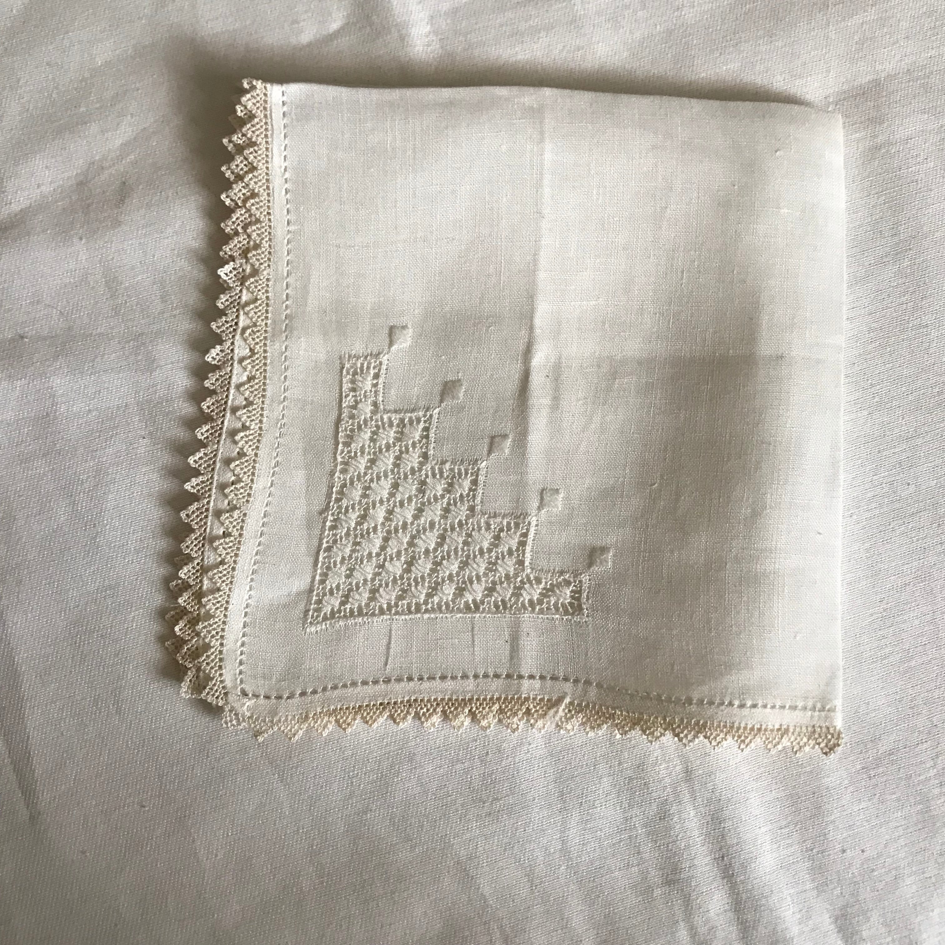 繊細な透かし刺繍の布 | tsuitachi craft&brocante