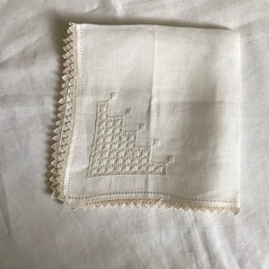 繊細な透かし刺繍の布