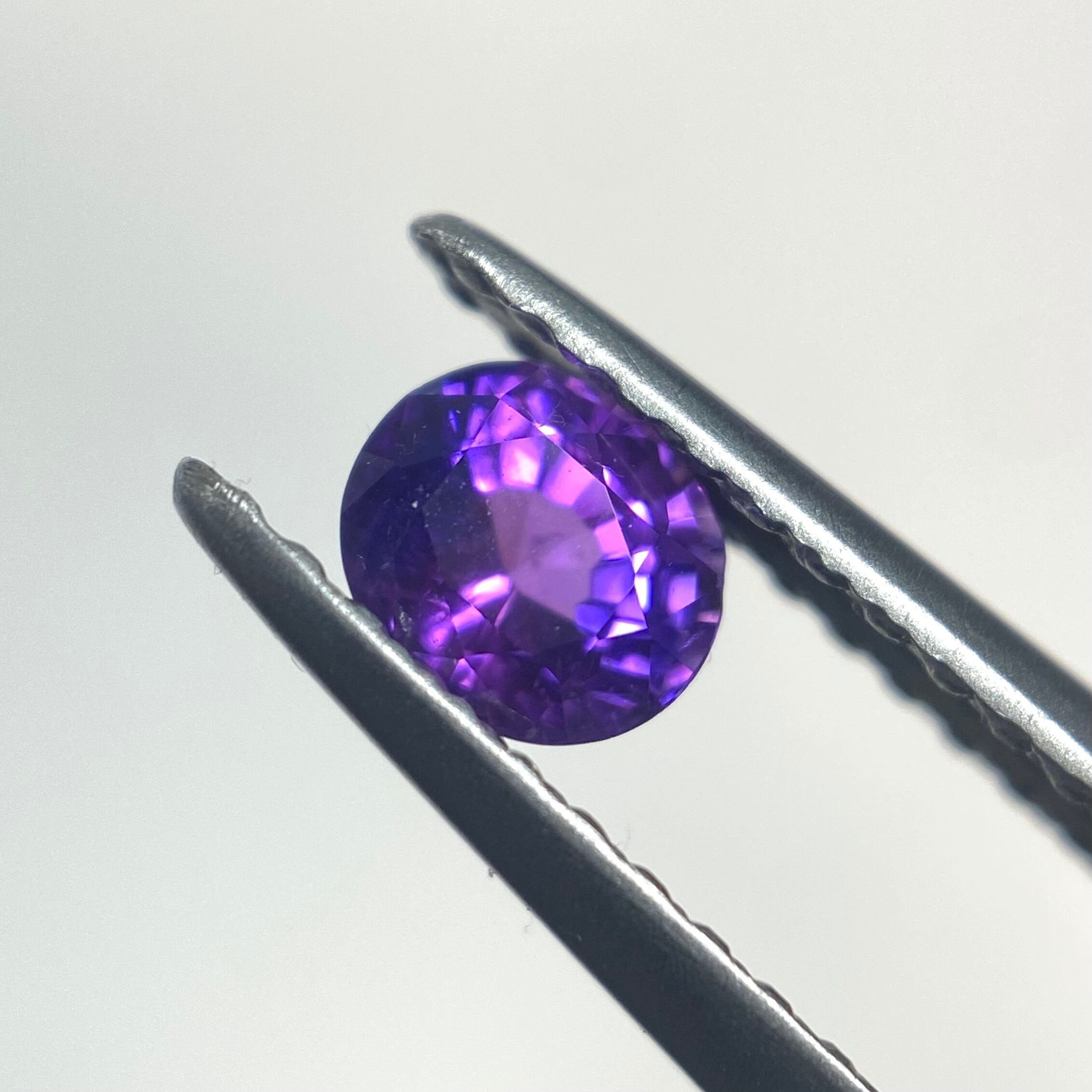 色んなパープルの見えるサファイア