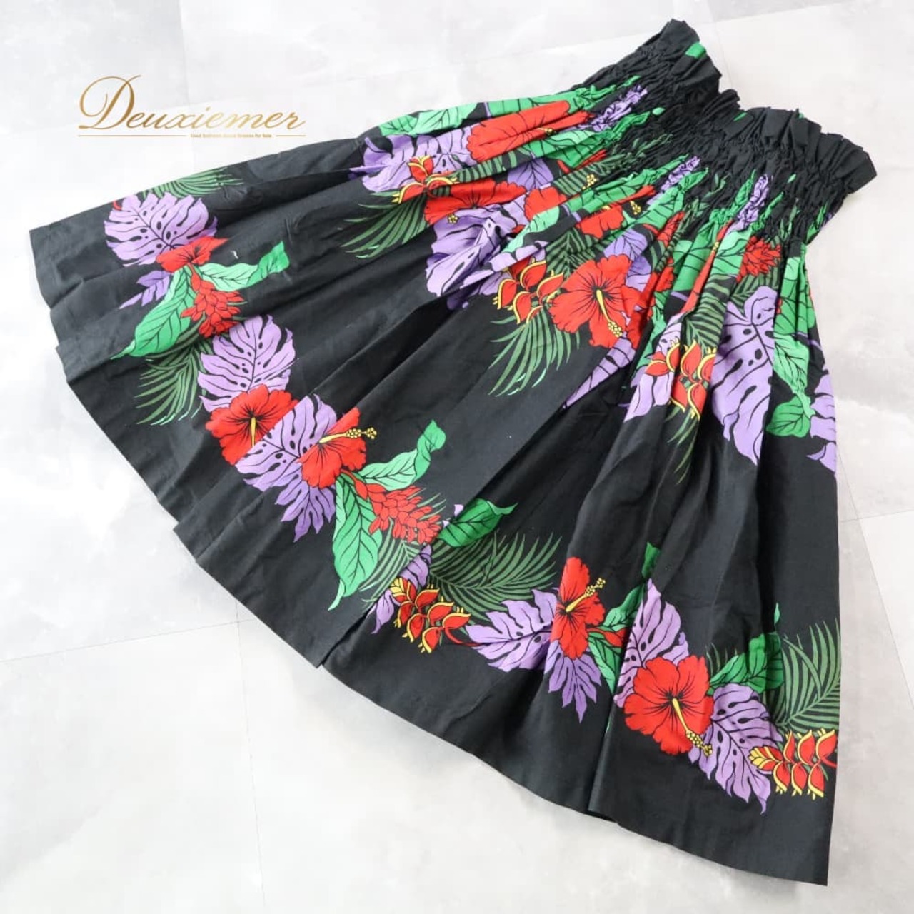 フラダンス 衣装 パウスカート ブラック系 ハイビスカス柄 モンステラ柄 黒 ハワイアンプリント アロハ フラ ダンス レッスン 練習 シングル スカート フレア 軽やか 華やか 鮮やか かわいい おしゃれ 上品 大人っぽい ダンス衣装 ハワイアンダンス レディース レッド系 パープル系 グリーン系 イエロー系 ハワイ 文化 キッズ ではない 大人 黒系 3本ゴム ウエストゴム ゴム入り 伸縮 ウエスト楽 フレアスカート 単品 柄入り 花柄 葉柄 南国 フラレッスン ルームウェア ダンス練習 発表会