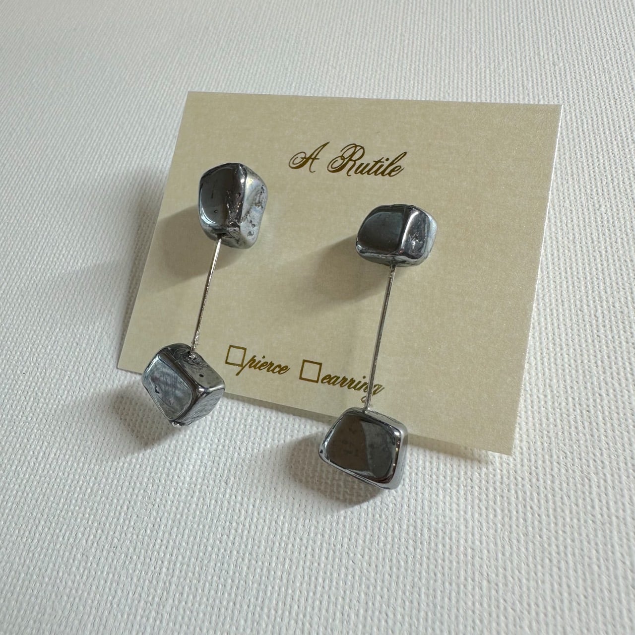 高純度のテラヘルツのキューブ型ピアス | arutile