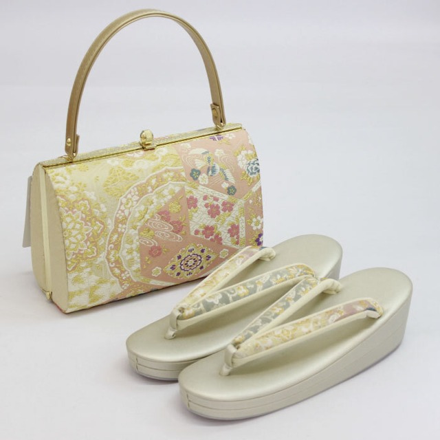 草履 Mサイズ 新品 未使用 在庫処分 着物 シルバー 箱付き 生臭く