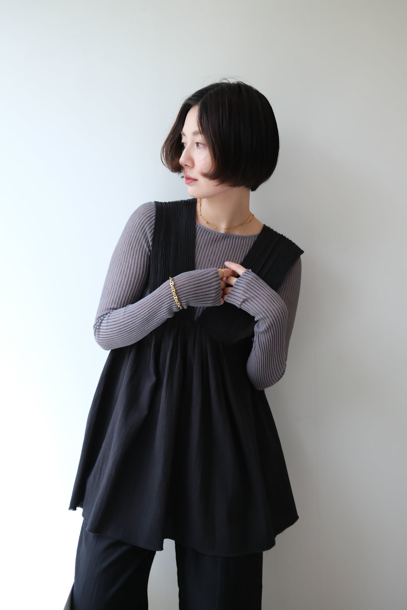 Hella cotton crepe gather top コットンクレープギャザートップス