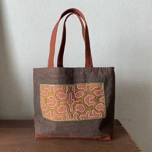 Bag32 巾着蓋付き口幅33cm　緑刺繍茶持ち手裏ポケット　南米アマゾンシピボ族の泥染め刺繍
