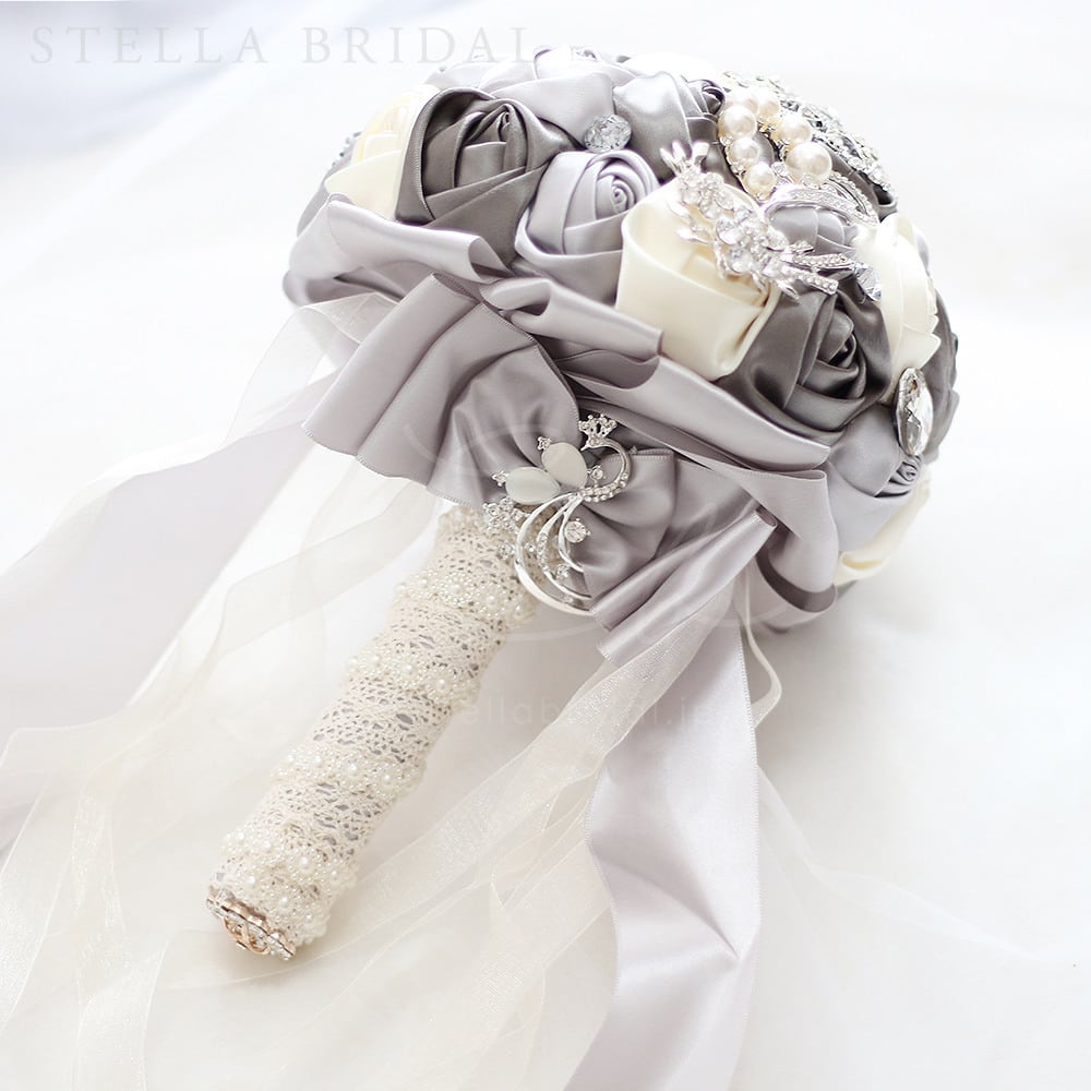 受注生産品】サテンローズのブローチブーケ モダングレー