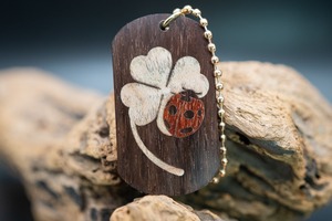 インドローズ ドッグタグ 象嵌 幸運を運ぶナナホシテントウ