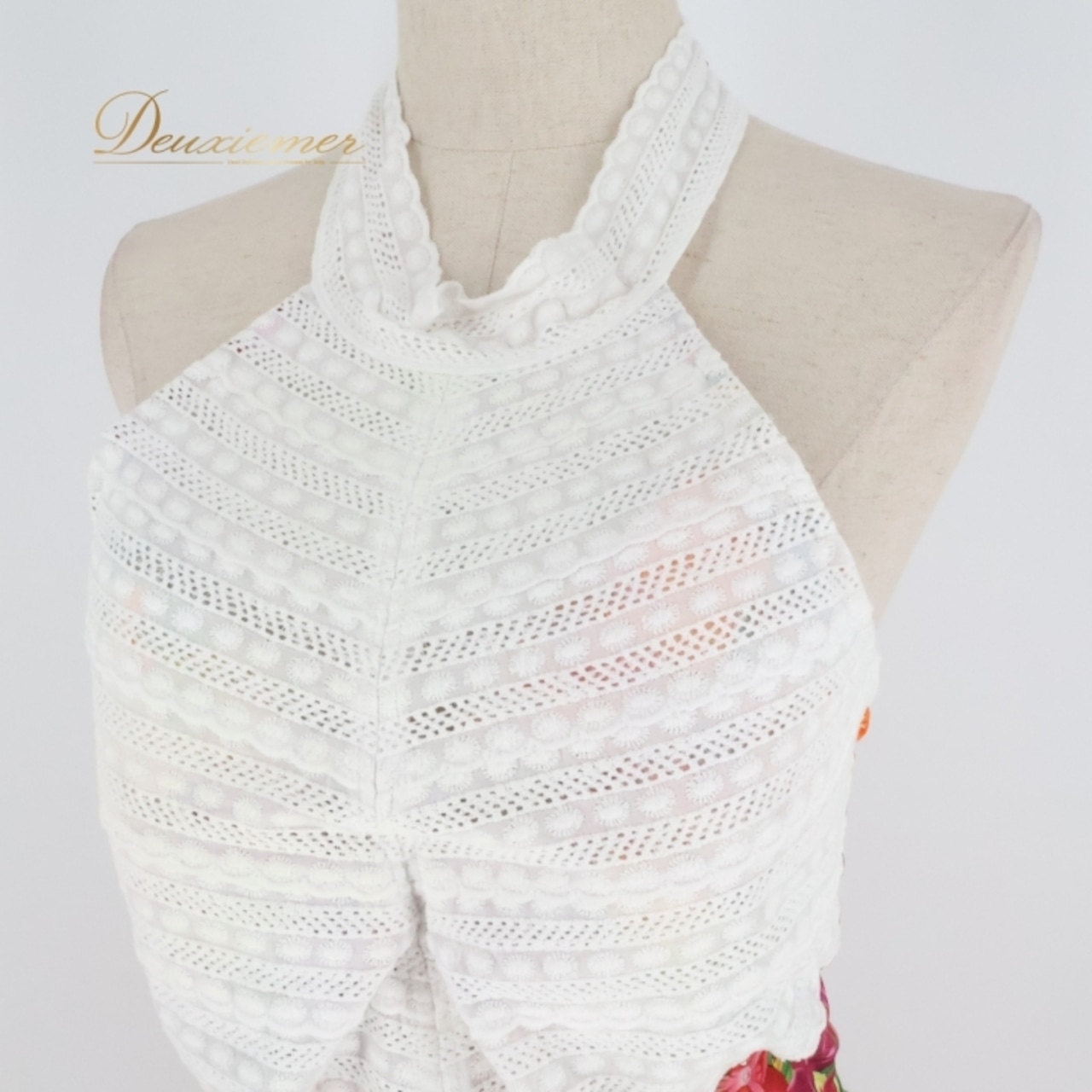 フラダンス 衣装 ツーピース セットアップ 上下セット ホワイト系 レース アシンメトリー スリット ホルターネック カップ付き 裏地 かわいい 華やか 鮮やか 明るい カラフル ハワイアン アロハ ハワイアンプリント フラ ダンス レッスン 練習 おしゃれ