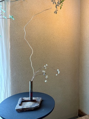 155 銅製の花器・枝もの・石の敷台セット