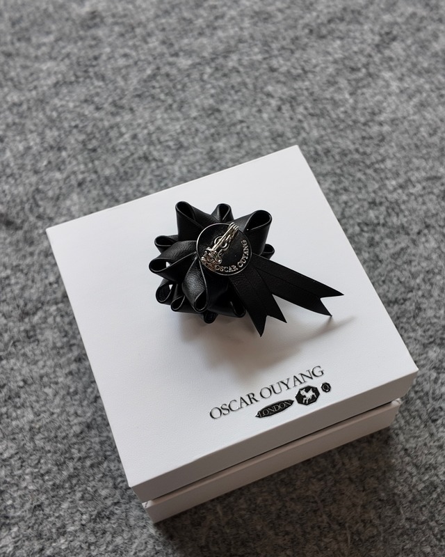 【26/AW Oscar Ouyang】Black leather rossette bow badge