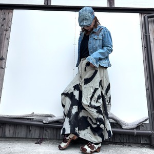 モノトーン変形スカート