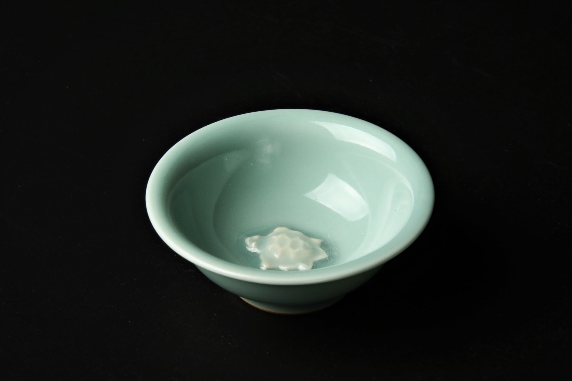 水芙蓉送料無料　江戸時代　青磁亀文向付　18.5×12ｃｍ 水芙蓉送料無料 江戸時代 青磁亀文向付 18.5×12cm 青花禽鳥文盤