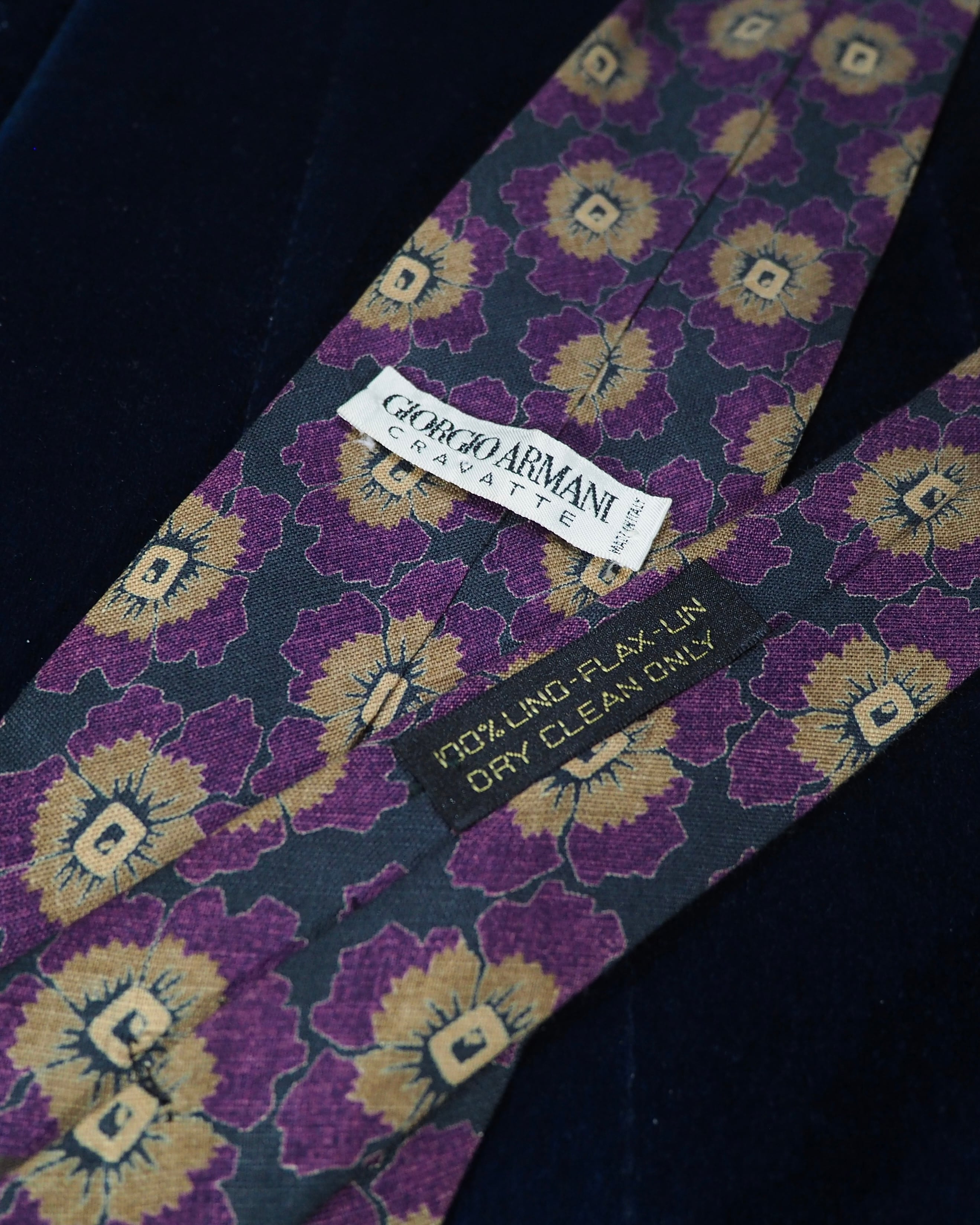 " Giorgio Armani ‐ Made in Italy " Beautiful Flower All over pattern vintage linen Tie