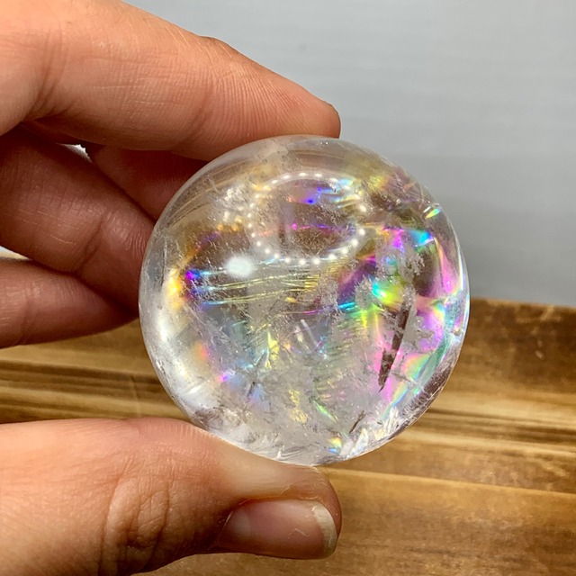 2.広範囲美レインボー☆アイリスクォーツスフィア・台座付き