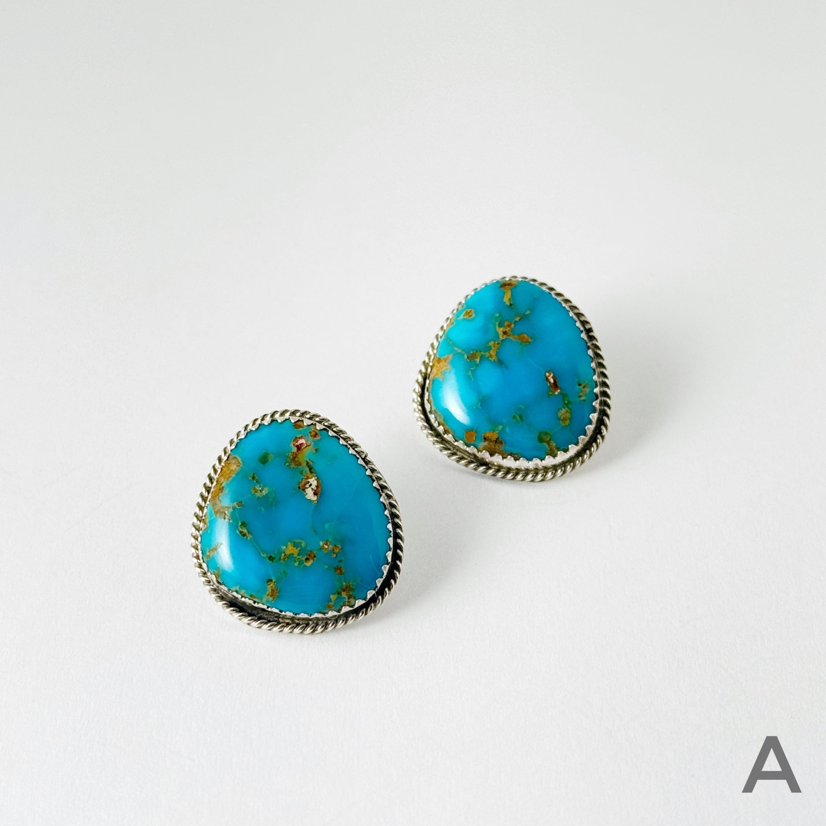 Indian Jewelry 》キングマン ターコイズ スタッドピアス | 【公式通販