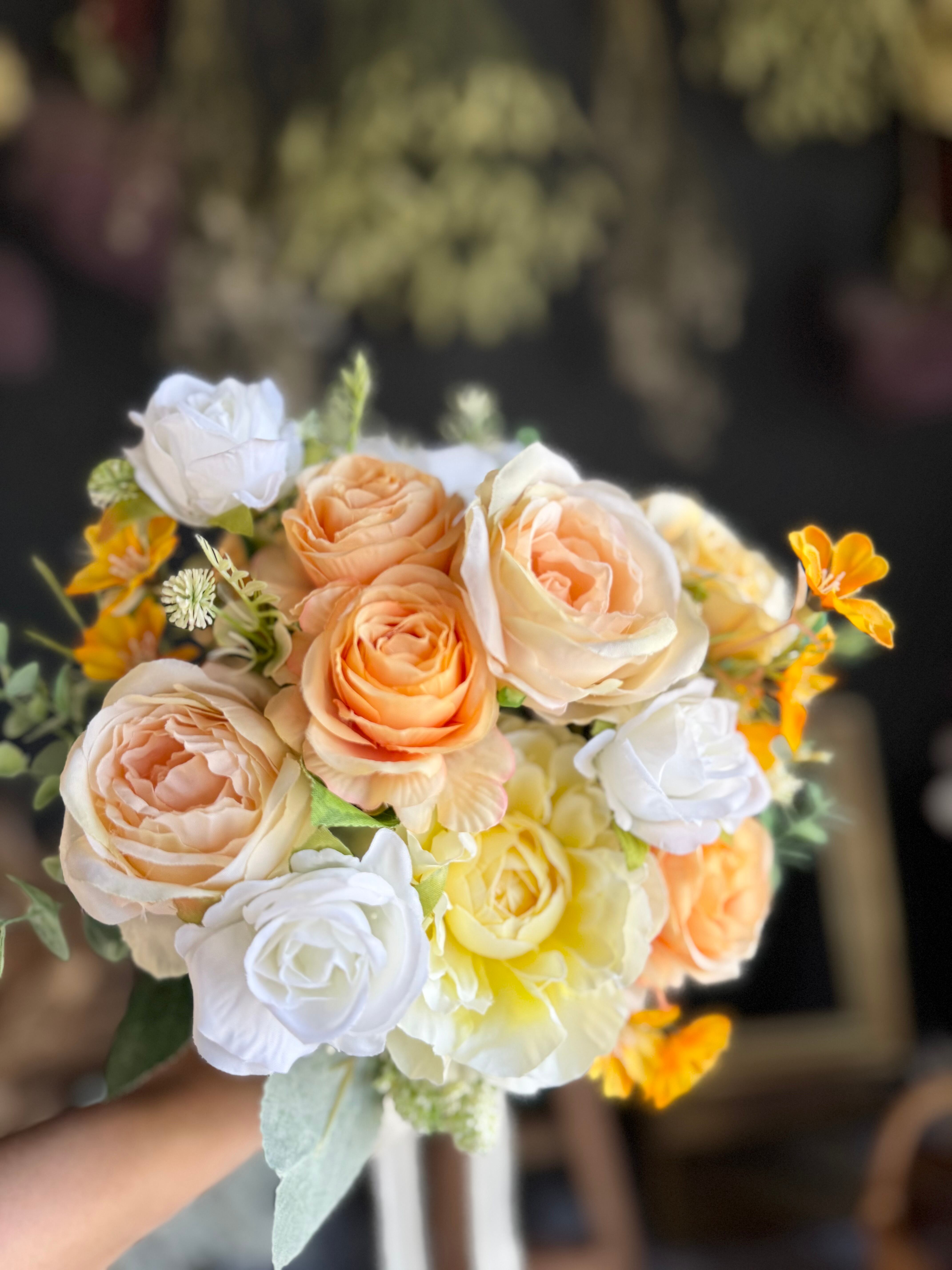 オレンジホワイト造花ブーケ オレンジ濃淡×白クラッチブーケ☆ブートニア | houkiboshi