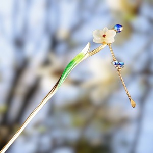 木蓮の花のかんざし - 伝統と現代の美が融合した逸品　K204