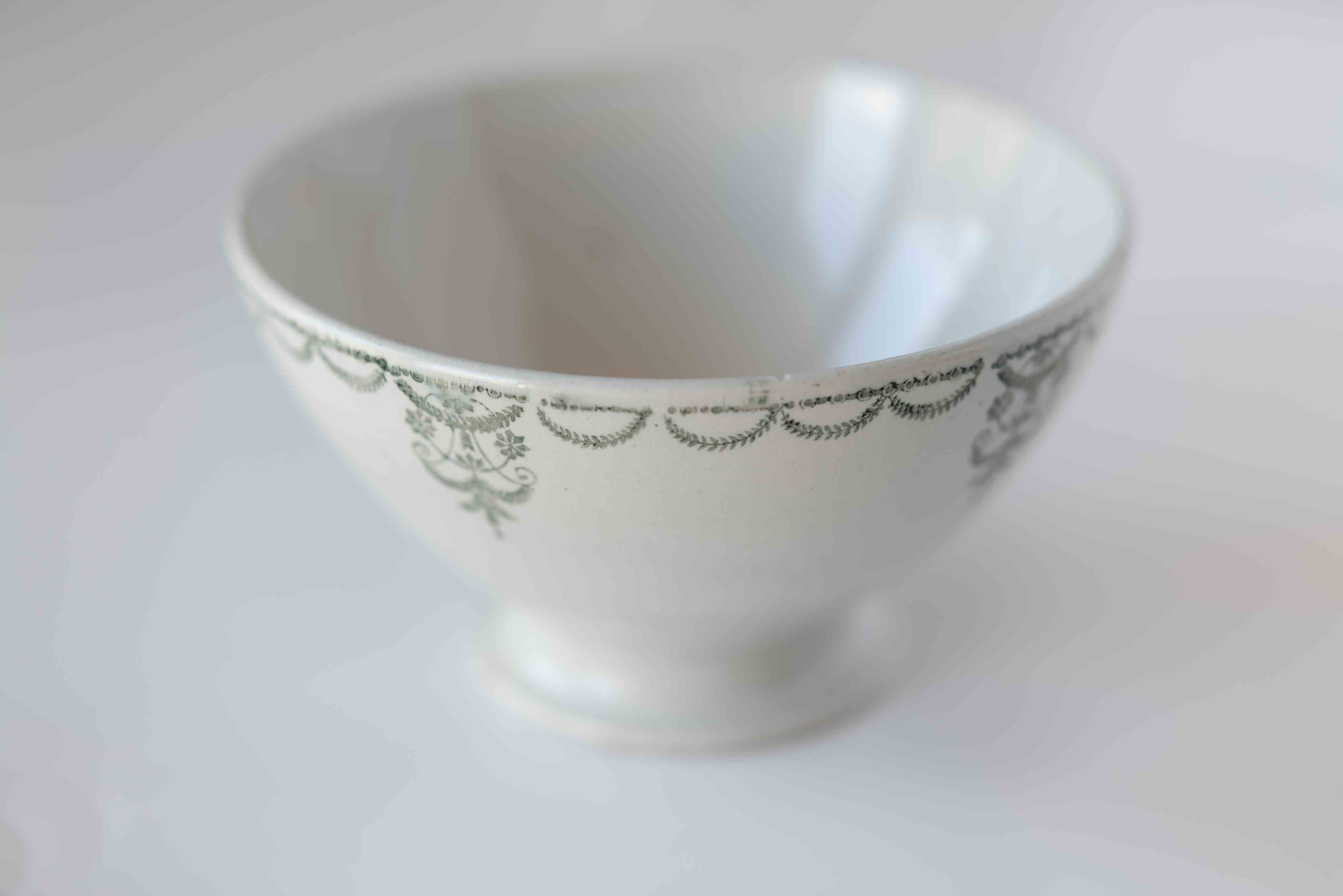 メーカーはわかりませんが、エレガントなデザインと色が魅力です。シックなグリーンのガーランド模様