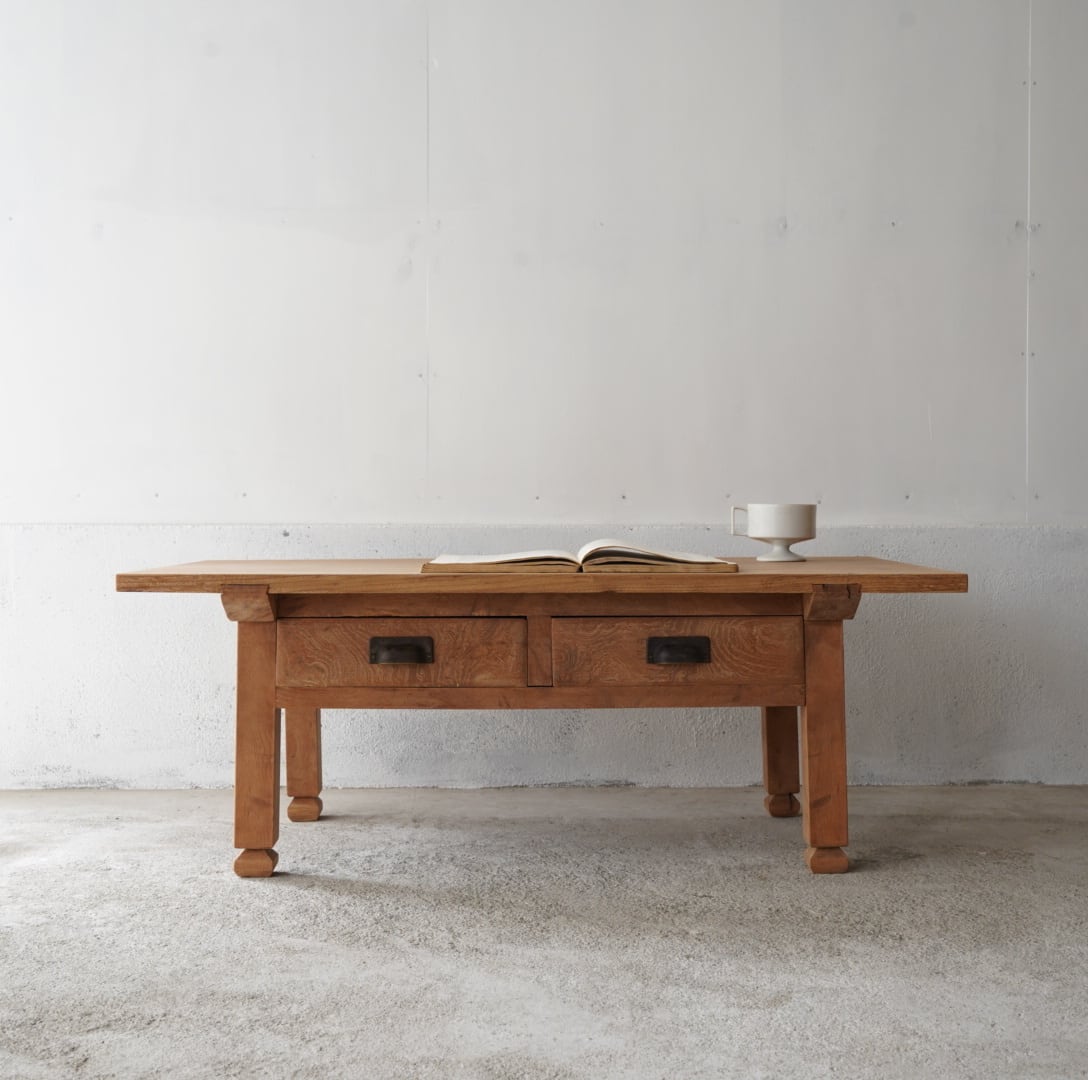 古い無垢材のコーヒーテーブル